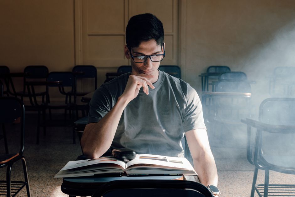 Calculadora de Matrícula Universitaria Australia 2026: Costos Reales, Becas y Equivalencias para Estudiantes Hispanohablantes